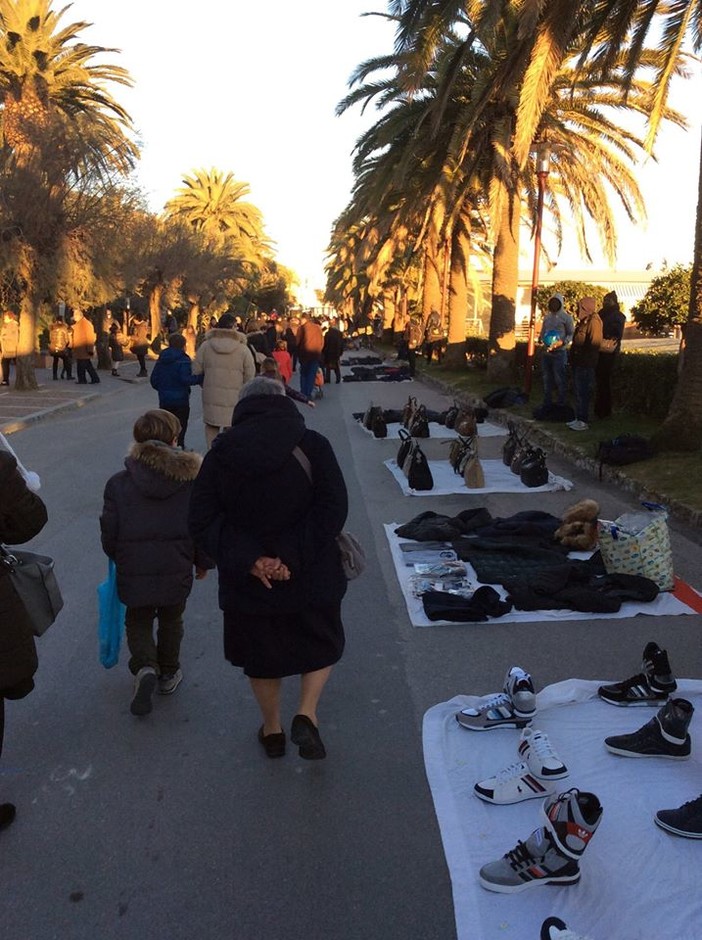 Blitz della Municipale sul lungomare di Finale: sequestrati decine di prodotti contraffatti