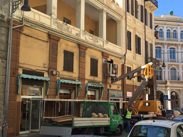 Savona intonaco pericolante in via Pietro Giuria, intervenuti i Vigili del Fuoco