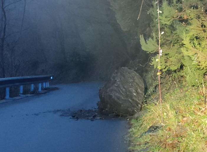 Varazze, crolla un masso sulla strada delle Faje (FOTO)