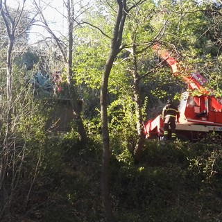 Pietra Ligure: camion ribaltato in via Ranzi. Intervento dei vigili del fuoco