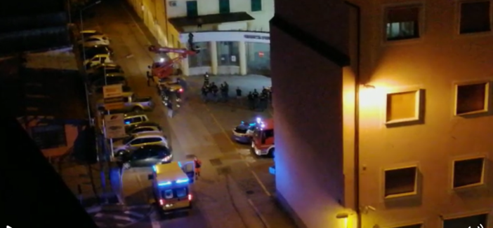 Savona, sale sul cornicione della Questura: intervento dei vigili del fuoco (VIDEO)