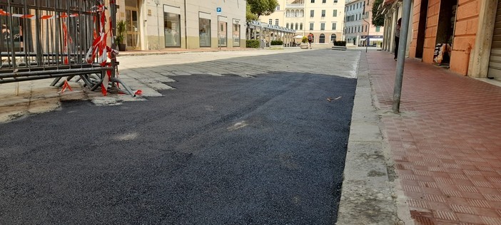 Savona, riaperta via Astengo. Asfalto temporaneo dove mancano i basoli