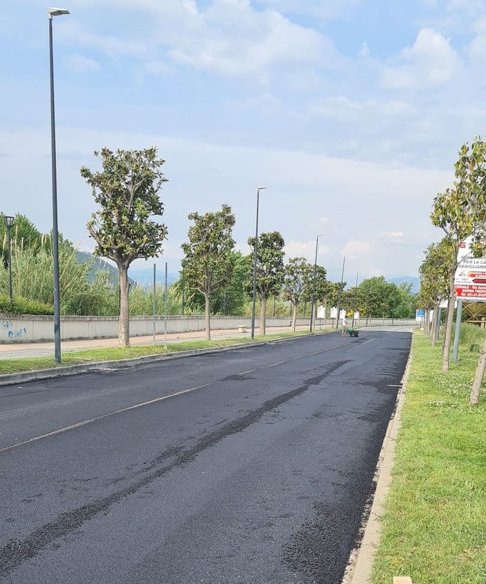 Albenga, lunedì (22 maggio) si completa la riasfaltatura di via Martiri della Foce: viabilità dirottata in via al Piemonte