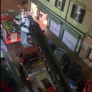 Savona, rogo su un balcone in via Astengo: spento dai vigili del fuoco (FOTO e VIDEO)