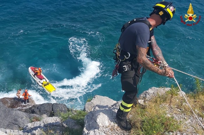 Soccorso in mare a Bergeggi: due persone salvate dai vigili del fuoco (FOTO)