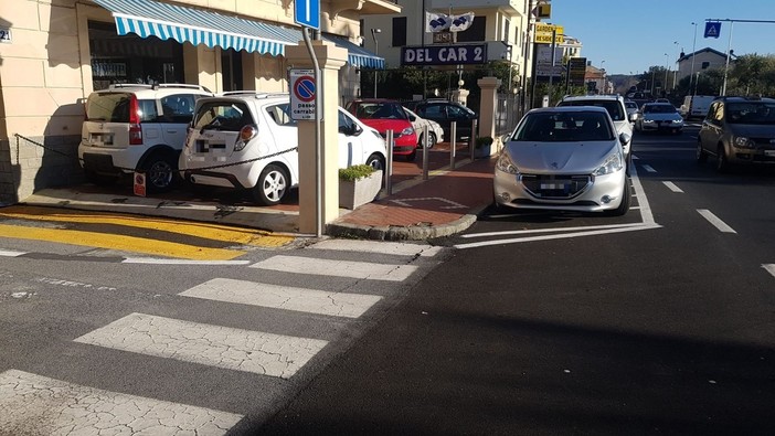 Albissola, scontro tra auto e bici sulla via Aurelia: un codice rosso al San Paolo