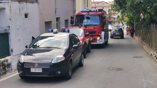 Cade dal secondo piano: uomo soccorso a Pietra Ligure