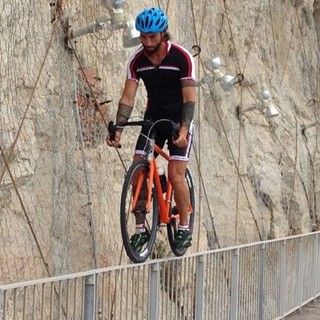 Vittorio Brumotti in bici sullo strapiombo di Capo San Donato a Finale Ligure: intervista esclusiva