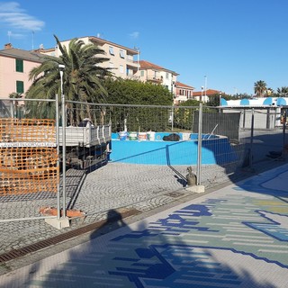 Albissola, iniziati i lavori di riqualificazione della fontana sulla Passeggiata degli Artisti (FOTO)