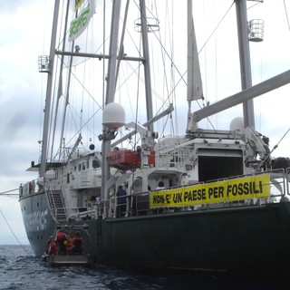 Greenpeace sbarca sotto la centrale di Vado