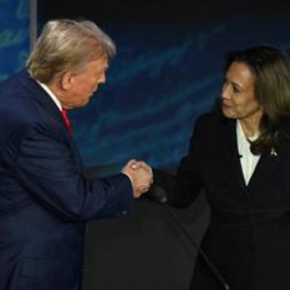 Harris-Trump, dibattito si apre con stretta di mano: il 'Var'