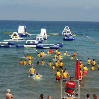 Laigueglia: inaugurato il parco acquatico gonfiabile WowAquapark, ed è già tutto esaurito!