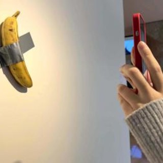 Banana di Cattelan, il fruttivendolo che l'ha venduta: &quot;Sei milioni di dollari? Incredibile&quot;