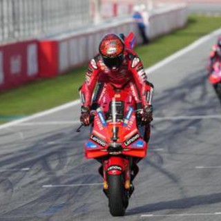 MotoGp, oggi si corre a Barcellona: orario, dove vederla e le combinazioni per il titolo