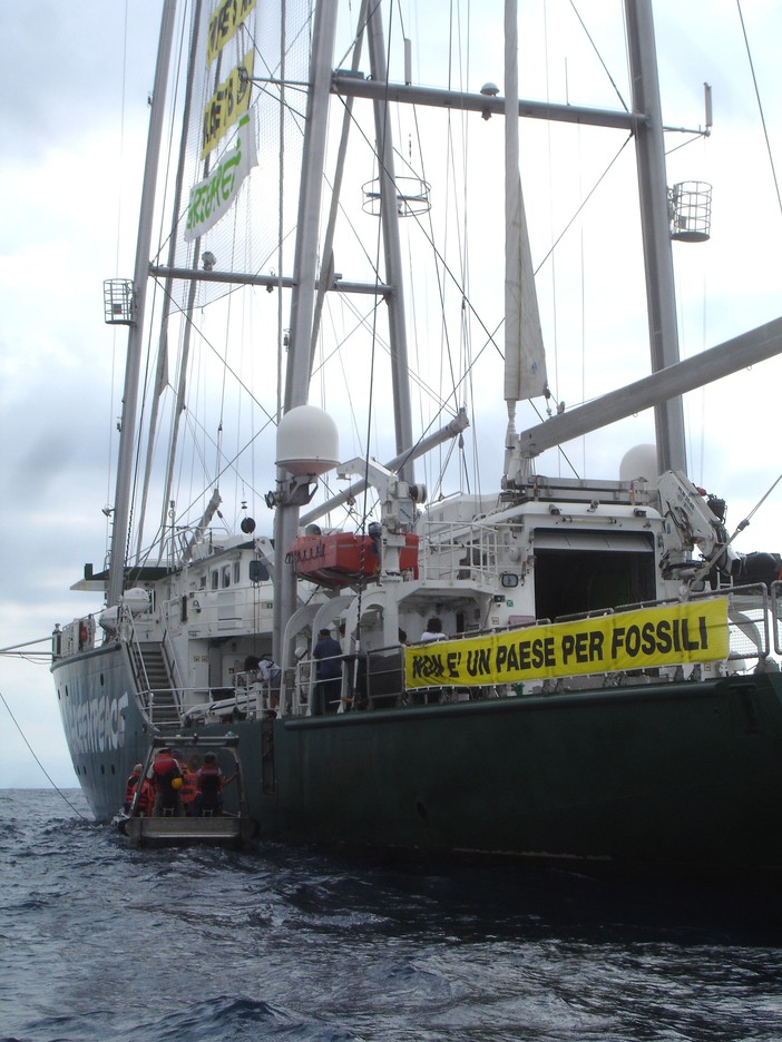 Greenpeace sbarca sotto la centrale di Vado