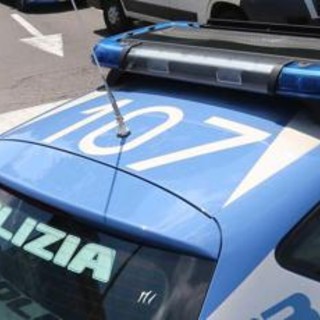 Lui le ruba la borsa, lei lo investe con l'auto e lo uccide