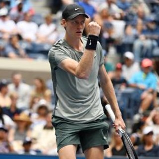 Sinner agli ottavi US Open, O'Connell battuto in 3 set