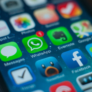 WhatsApp: stop ai minori di 16 anni, frenata sulla messaggistica nelle scuole
