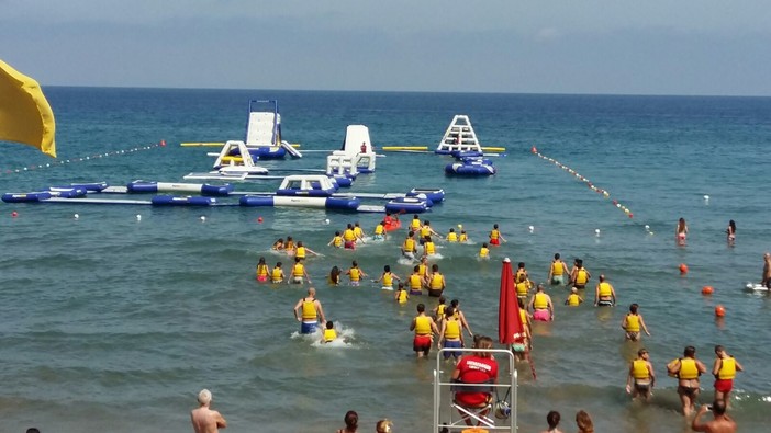 Laigueglia: inaugurato il parco acquatico gonfiabile WowAquapark, ed è già tutto esaurito!