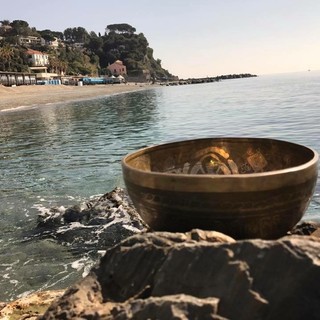 Grande successo di Yoga e meditazione sulla spiaggia ad Albisola Superiore