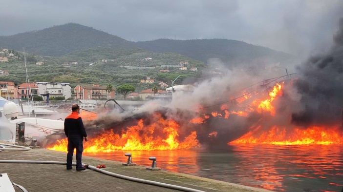 Yacht a fuoco a Loano: l'odore di materiali bruciati portato dal vento sino all'entroterra