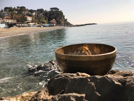 Grande successo di Yoga e meditazione sulla spiaggia ad Albisola Superiore