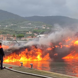 Yacht a fuoco a Loano: l'odore di materiali bruciati portato dal vento sino all'entroterra