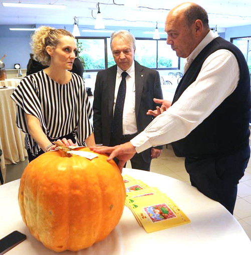 Debora Bordiga,direttrice della scuola, il sindaco di Iseo, Marco Ghitti e il giornalista Claudio Porchia