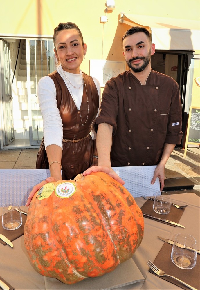 La Zucca di Rocchetta di Cengio alla conquista di nuovi ristoranti: un esemplare di 16 kg a Savona dal Ristorante Dessi nella darsena