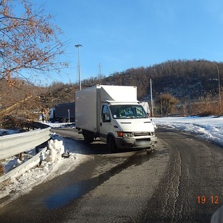 Altare, scontro tra furgone e camion presso il sottopasso ferroviario che porta alla zona industriale